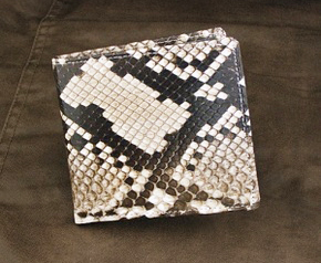 美しい独特のウロコでおおわれたダイヤモンドパイソン(ニシキヘビ革)の二つ折り財布